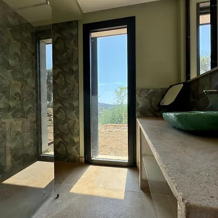 La Caladine In A Quiet Location فيلة